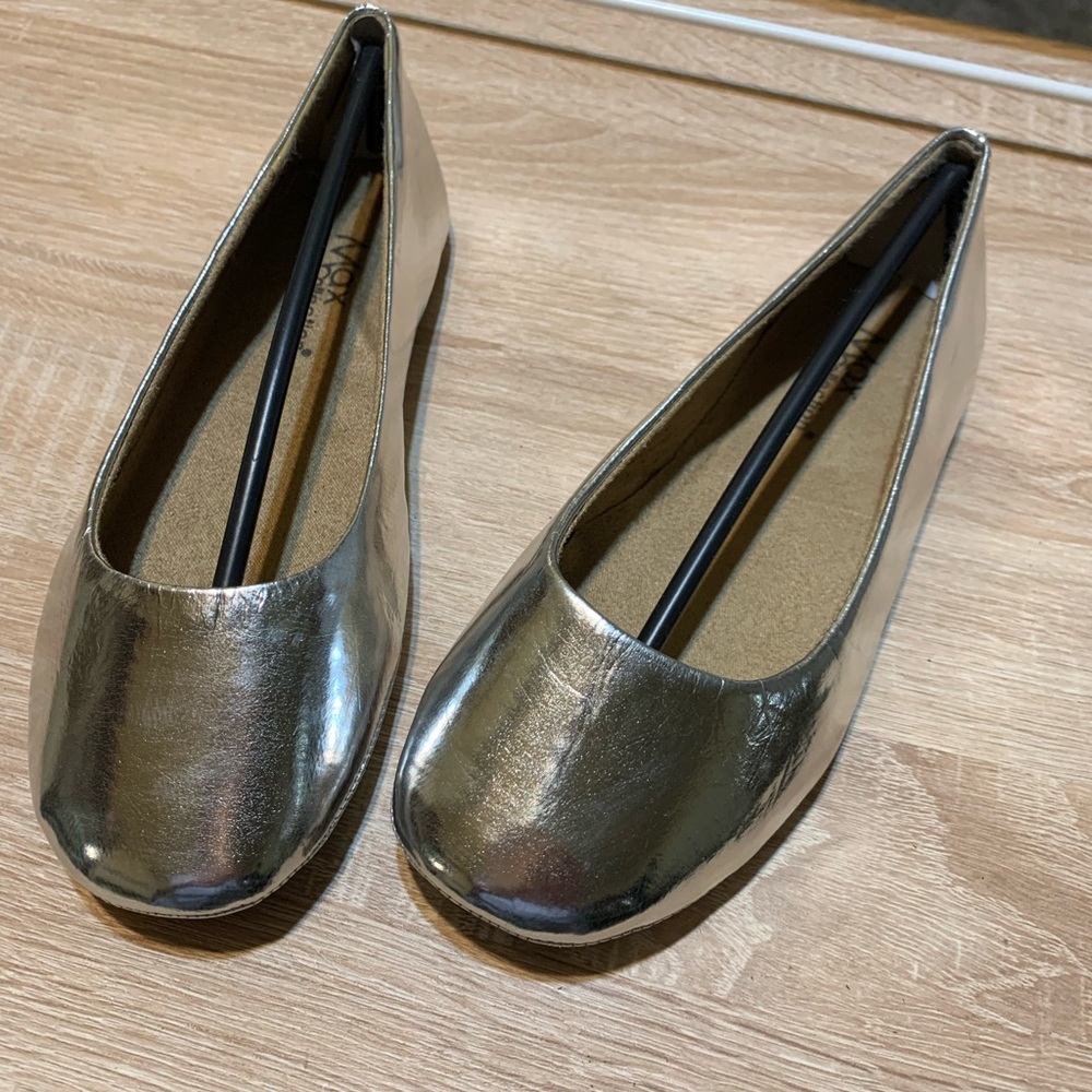 Max Collection Silver Metallic Flats Junior’s Sz 4